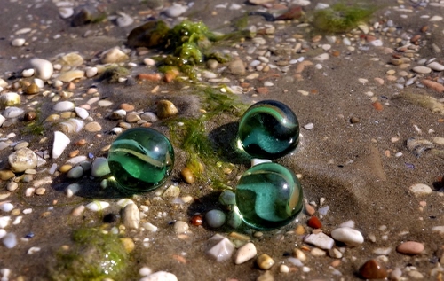Immagine con biglie, sassi, verde, vetro, sabbia, tre, acqua, ciottoli, alghe, sfere, mare, terra, pietre