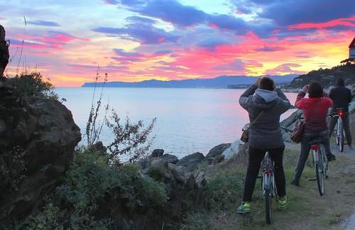 Immagine con mare, biciclette, tramonto, nuvole, ciclisti, acqua, tre, fotografi, cielo