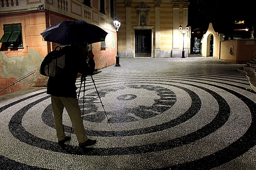 Immagine con fotografo, ombrello, piazza, cerchi, notturno, lampioni, notte, treppiedi