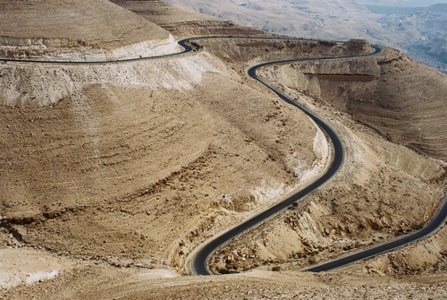 Immagine con strada, curve, montagna, tornanti, deserto, terra, asfalto, roccia