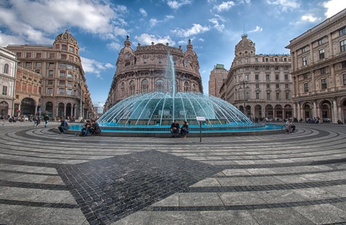 Immagine con piazza, fontana, palazzi, acqua, persone, nuvole, archi, geometrie, zampilli, cielo, genova