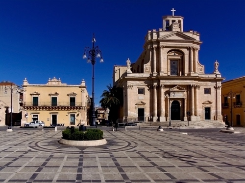 Immagine con chiesa, piazza, lampione, croce, aiuola, geometrie, statue