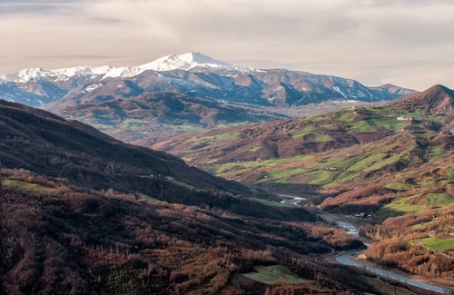 Immagine con neve, fiume, montagne, panorama, prati, nuvole, monti, alberi