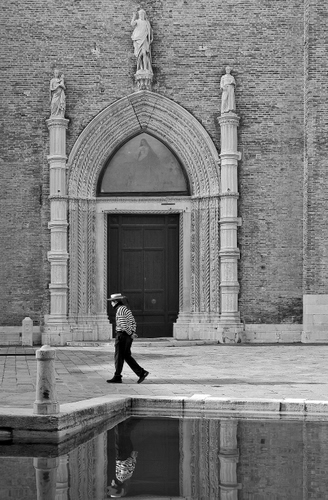 Immagine con riflesso, statue, gondoliere, chiesa, portale, bianconero, acqua, canale, portone, porta, venezia, colonne
