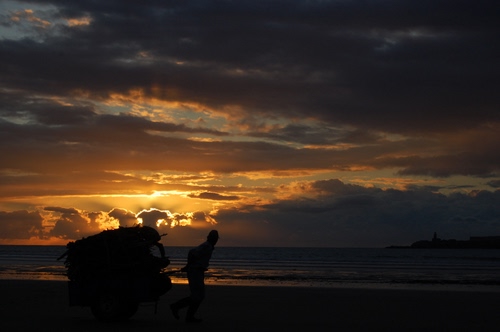 Immagine con tramonto, mare, carretto, nuvole, spiaggia, sole, uomo