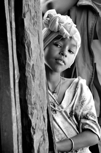 Immagine con bambina, bianconero, occhi, turbante, naso, bocca, legno, ragazza, copricapo, bimba, ritratto, collana