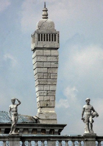Immagine con statue, cielo, balaustra, comignolo, nuvole, due, torre, tetto, grigio, palazzo