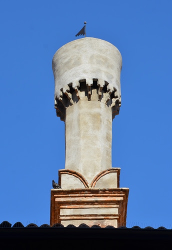 Immagine con tetto, cielo, comignolo, uccello, tegole, banderuola, azzurro, piccione, torre