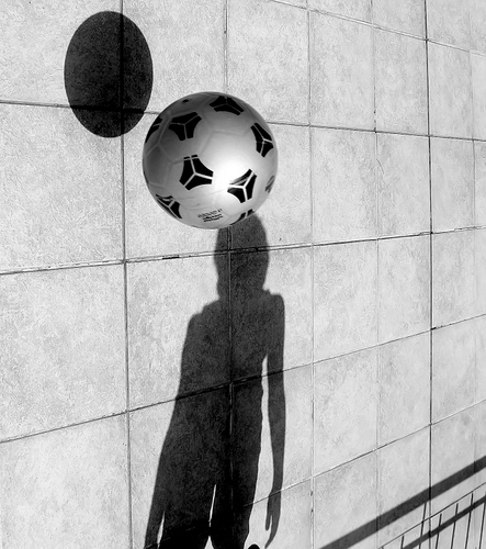 Immagine con pallone, ombre, bianconero, ombra, palla, muro, quadrati, sfera, parete, mattonelle