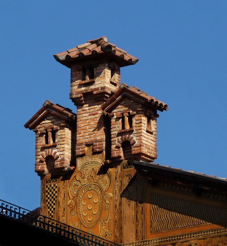 Immagine con tre, comignoli, mattoni, tetto, tegole, camini, cielo, comignolo