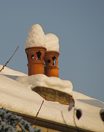 Immagine con neve, comignoli, tetto, due, inverno, bianco, cielo