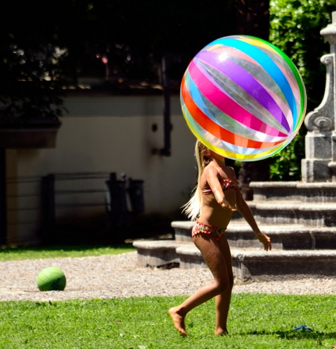 Immagine con bambina, palla, prato, colori, verde, pallone, erba, giocare, ragazza, gioco