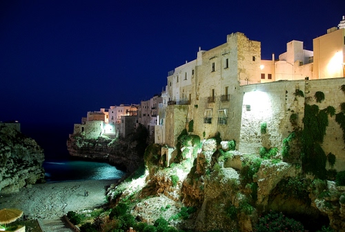 Immagine con mare, spiaggia, case, notturno, luci, notte, cielo, borgo, rocce, blu