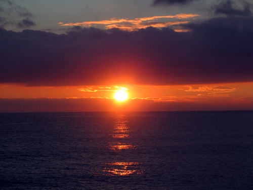 Immagine con mare, tramonto, sole, nuvole, cielo, arancione, alba, rosso, riflesso