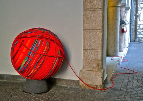 Immagine con filo, gomitolo, rosso, sfera, angolo, colonne, palla, muro