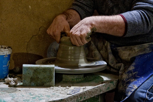 Immagine con mani, artigiano, spugna, tornio, creta, argilla, vaso, artigianato