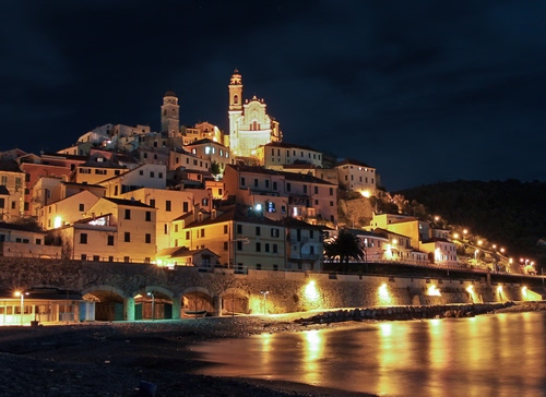Immagine con mare, notturno, luci, chiesa, città, borgo, archi, paese, paesaggio, riflessi, riflesso