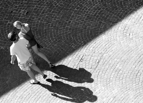 Immagine con ombre, due, coppia, bianconero, selciato, donna, uomo, ombra, luce