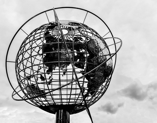 Immagine con mappamondo, sfera, bianconero, terra, nuvole, mondo, meridiani, paralleli, cielo, cerchi, ferro