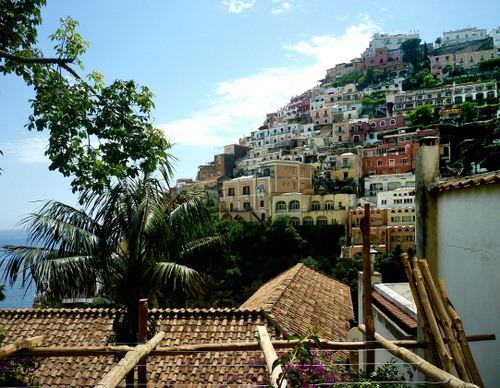 Immagine con case, tetti, cielo, collina, amalfi, nuvole, verde, panorama, paesaggio, mare, costiera, paese, piante