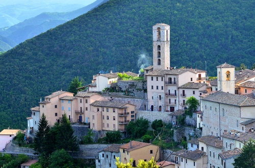 Immagine con case, campanile, borgo, alberi, montagne, montagna, paese, finestre, torre