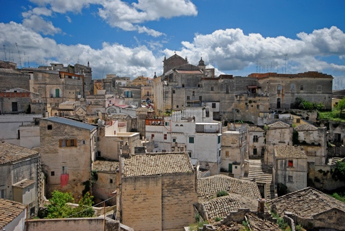 Immagine con tetti, case, nuvole, panorama, paese, cielo, chiesa, borgo, finestre, città