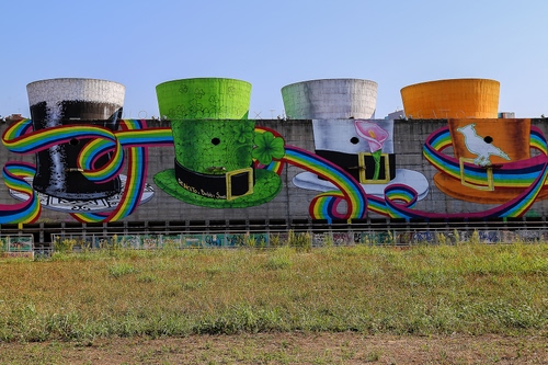 Immagine con cappelli, murales, erba, verde, muro, ciminiere, colori, multicolore, quattro, murale, prato