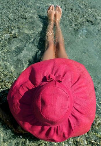 Immagine con cappello, gambe, acqua, piedi, rosa, mare, rosso, tesa