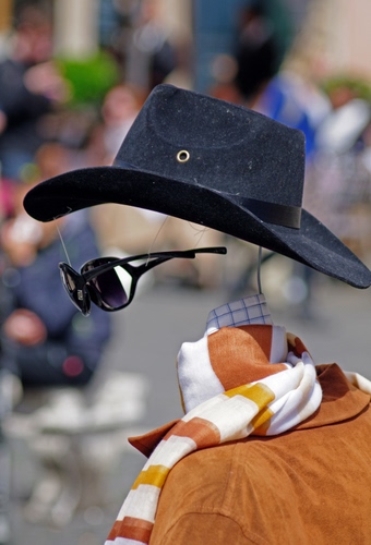 Immagine con cappello, occhiali, sciarpa, giacca, marrone, nero, artista