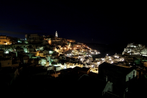 Immagine con luci, campanile, case, notte, panorama, notturno, paese, borgo, nero, città, mare, paesaggio