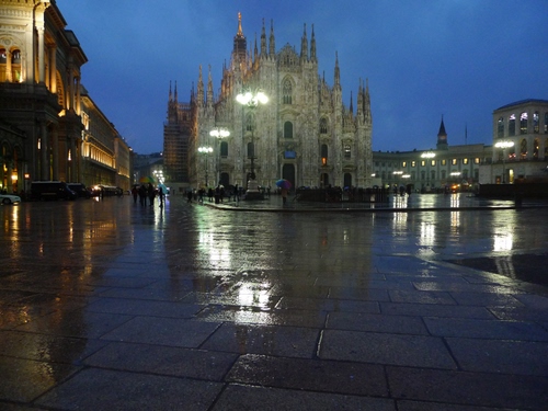 Immagine con duomo, milano, pioggia, piazza, riflessi, notte, luci, riflesso