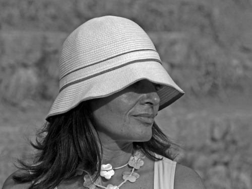 Immagine con cappello, collana, donna, bianconero, capelli, viso, bianco