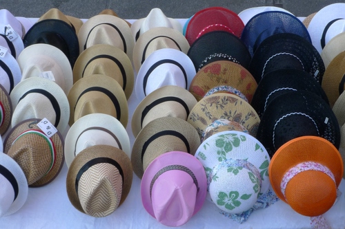 Immagine con cappelli, colori, paglia, rosa, arancione, bancarella, nero, fascia, panama, nastro, fiori, arancio
