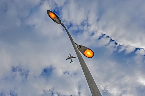 Immagine con aereo, nuvole, luci, lampione, cielo, due, lampioni, palo, luce