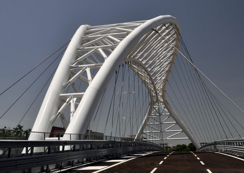 Immagine con strada, bianco, ponte, cielo, cavi, tiranti, strisce, architettura, righe, asfalto