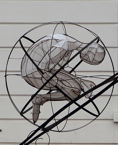 Immagine con cerchio, uomo, figura, cerchi, curve, sfera, arte, bianco, bianconero, manichino, statua, ferro, moderna, nero, righe, scultura, linee, testa