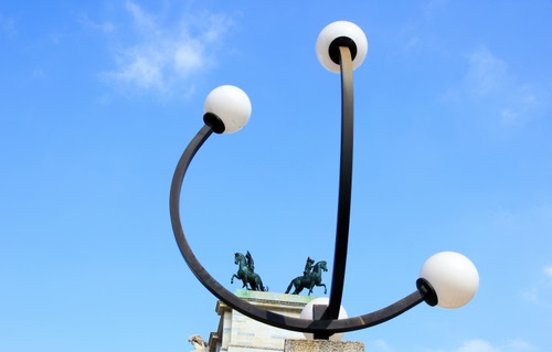 Immagine con cavalli, cielo, lampioni, tre, monumento, sfere, statue, lampione