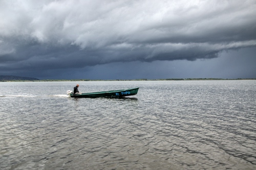 Immagine con nuvole, barca, mare, cielo, acqua, uomo, maltempo, scia, motore, persona, orizzonte, solitudine