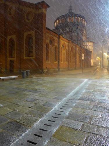 Immagine con pioggia, chiesa, notte, luci, strada, panchina, finestre, piazza, lampione, maltempo, cupola, notturno, temporale, acqua