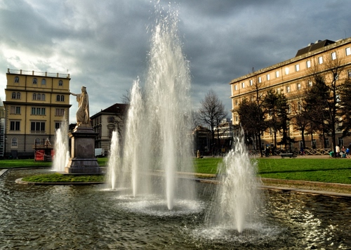 Immagine con acqua, fontana, statua, palazzi, spruzzi, parco, monumento, fontane, zampilli, giardino, case, alberi