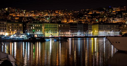Immagine con mare, riflessi, luci, notturno, notte, porto, acqua, città, panorama, riflesso, colori