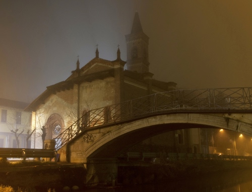 Immagine con ponte, nebbia, chiesa, campanile, notte, notturno, fiume, acqua, arco