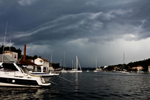 Immagine con barche, porto, acqua, mare, nuvole, cielo, nuvoloso, maltempo, alberi