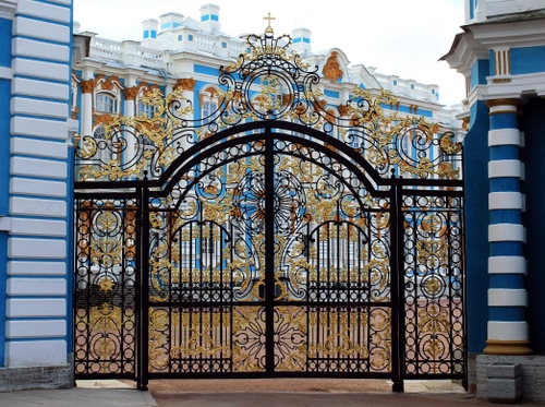 Immagine con cancello, palazzo, colonna, ferro, croce, oro, azzurro, blu, ingresso, colonne, bianco