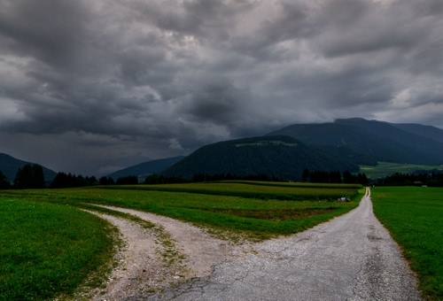 Immagine con nuvole, strade, bivio, verde, sentiero, montagne, campagna, cielo, montagna, strada, prati, colline