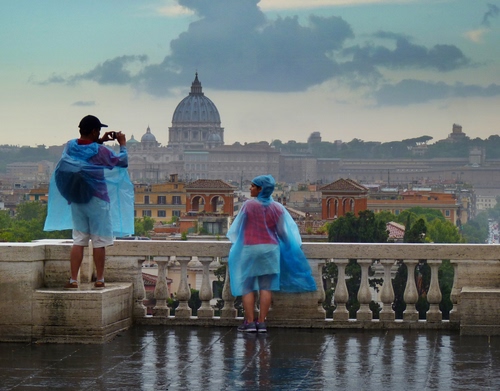 Immagine con pioggia, cupola, nuvole, roma, persone, impermeabili, panorama, due, fotografo, balaustra
