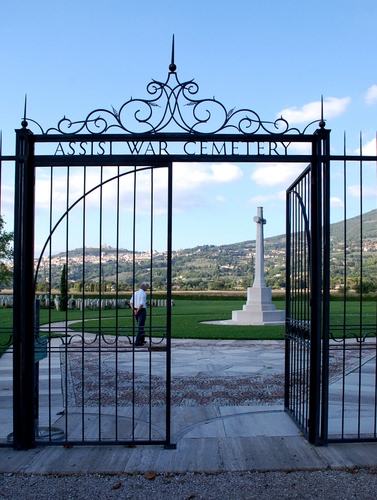 Immagine con cimitero, croce, cancello, prato, ferro, uomo, assisi