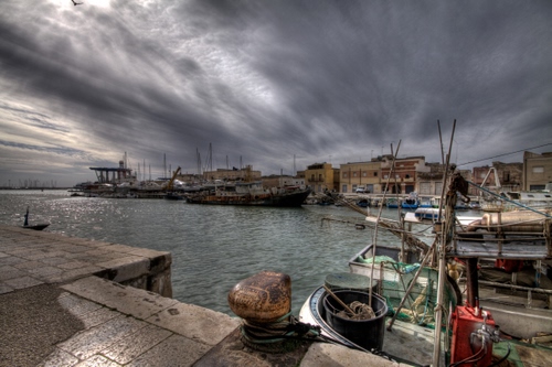 Immagine con porto, nuvole, barche, mare, cielo, bitta, acqua, pescherecci