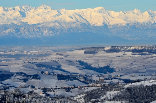 Immagine con montagne, neve, panorama, bianco, alberi, paesaggio, inverno, case, colline, campi, pianura, cielo, montagna