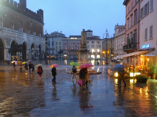 Immagine con pioggia, piazza, ombrelli, monumento, luci, passanti, statua, monumenti